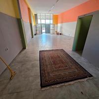 Locale con luce acqua e due bagni