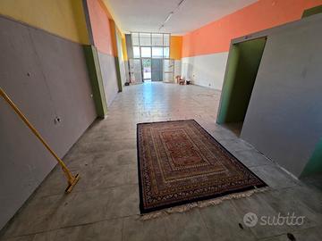 Locale con luce acqua e due bagni