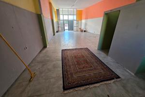 Locale con luce acqua e due bagni