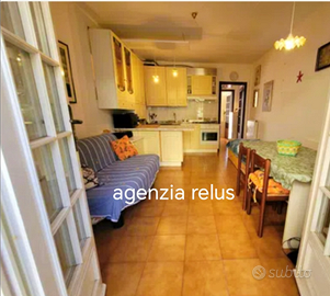 Ceriale bilocale arredato box giardino