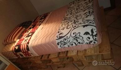 base per un letto costruita con pallet 
