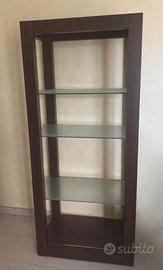 Libreria con ripiani