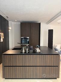 Cucina con isola quadrata MESONS GOCCIA -55%