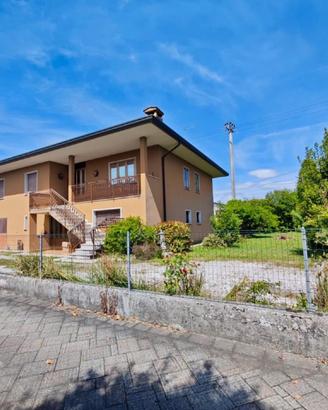 BIFAMILIARE TRICAMERE: accogliente, sicura e co...