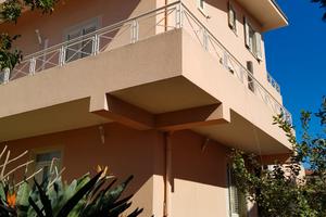 Villa con giardino fronte mare