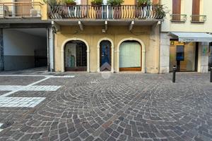 NEGOZIO A DESENZANO DEL GARDA