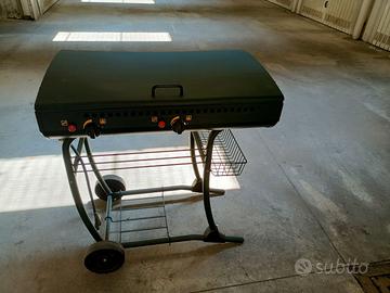 Barbecue a gas nuovo per cucinare