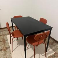 Tavolo per 4 persone con sedie molto nuova