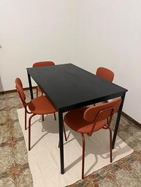 Tavolo per 4 persone con sedie molto nuova