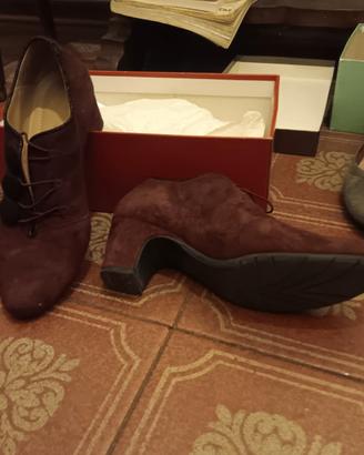 scarpe scamosciate e pelle