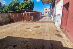 Lastra a Signa, Capannone con Piazzale