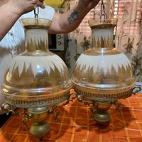 Coppia di lampadari vintage in vetro e ottone.