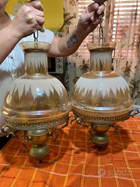Coppia di lampadari vintage in vetro e ottone.