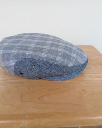 Cappello stile flat cap o coppola grigio.