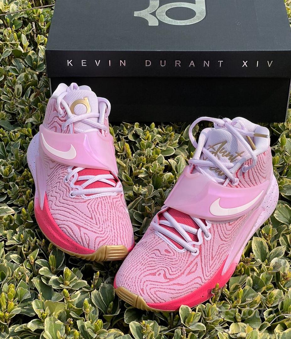 Le nuove scarpe da basket rosa sono disimballate Abbigliamento e