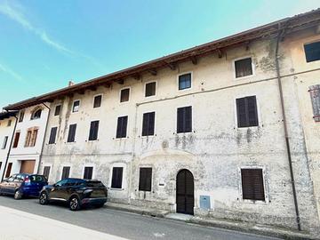 AUTENTICA CASA FRIULANA CON CORTE