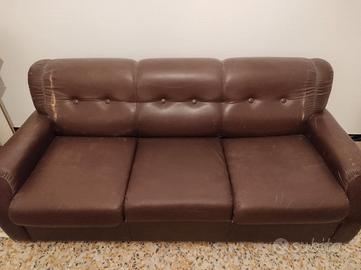 divano letto in finta pelle marrone