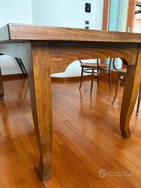 Tavolo in legno fatto a mano