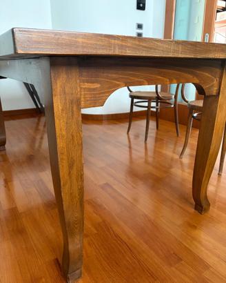 Tavolo in legno fatto a mano