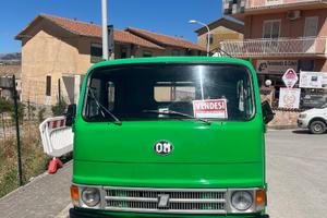 Camion OM 40  cabinato con cassone fisso