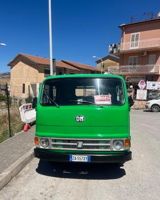 Camion OM 40  cabinato con cassone fisso