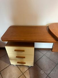Scrivania con sedia