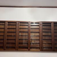 Mobile vetrina da muro per esposizione collezioni.