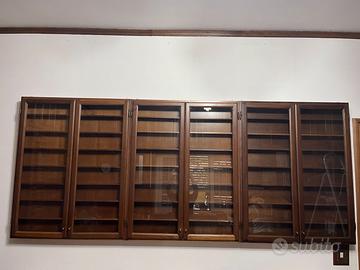 Mobile vetrina da muro per esposizione collezioni.