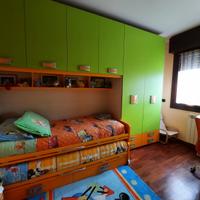 Camera ragazzi con libreria e scrivania
