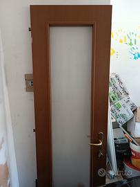 Porta di legno con vetro