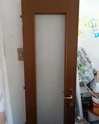 Porta di legno con vetro
