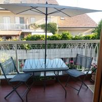 Set tavolo da esterno con ombrellone e 4 sedie