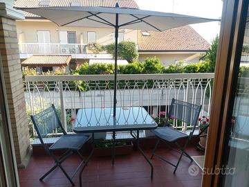 Set tavolo da esterno con ombrellone e 4 sedie