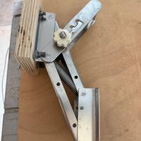 Supporto motore fuoribordo basculante