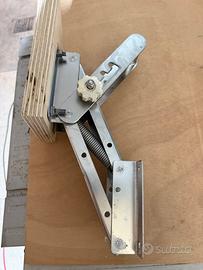 Supporto motore fuoribordo basculante