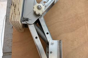 Supporto motore fuoribordo basculante