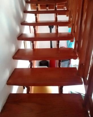 Scala in legno a chiocciola nuova
