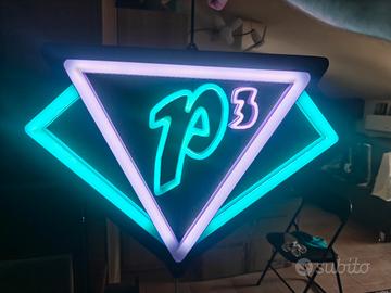 Insegna "p3" famoso locale serie Streghe