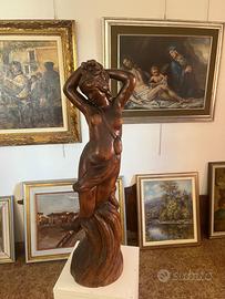Scultura in legno intagliata a mano