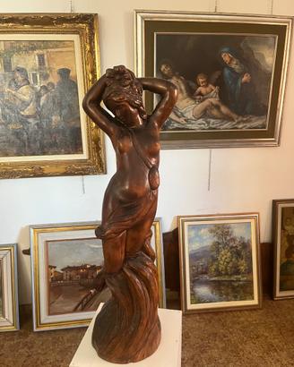 Scultura in legno intagliata a mano