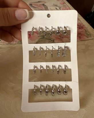 12 paia di orecchini color argento