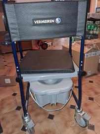 sedia rotelle con tazza wc