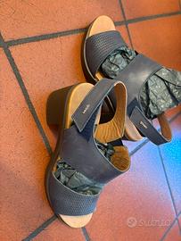 Sandalo blu con tacco