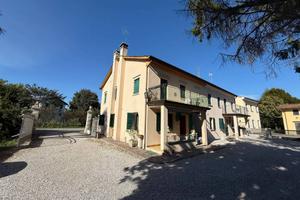 PORZIONE DI CASA CON ANNESSO E 2.000 MQ DI GIARDIN