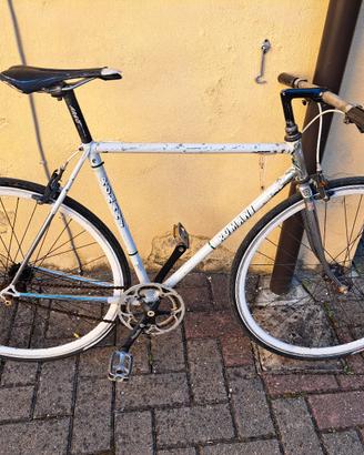 bicicletta scatto fisso e ruota libera 