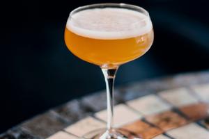 Cocktail bar con cucina e dehor | Attività avviata