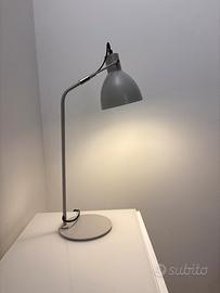Lampada da tavolo colore grigio