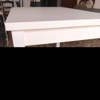 tavolo da cucina con sedie