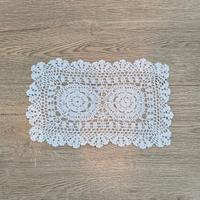 Elegante centrino rettangolare realizzato a mano a