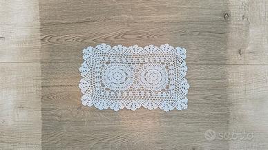 Elegante centrino rettangolare realizzato a mano a